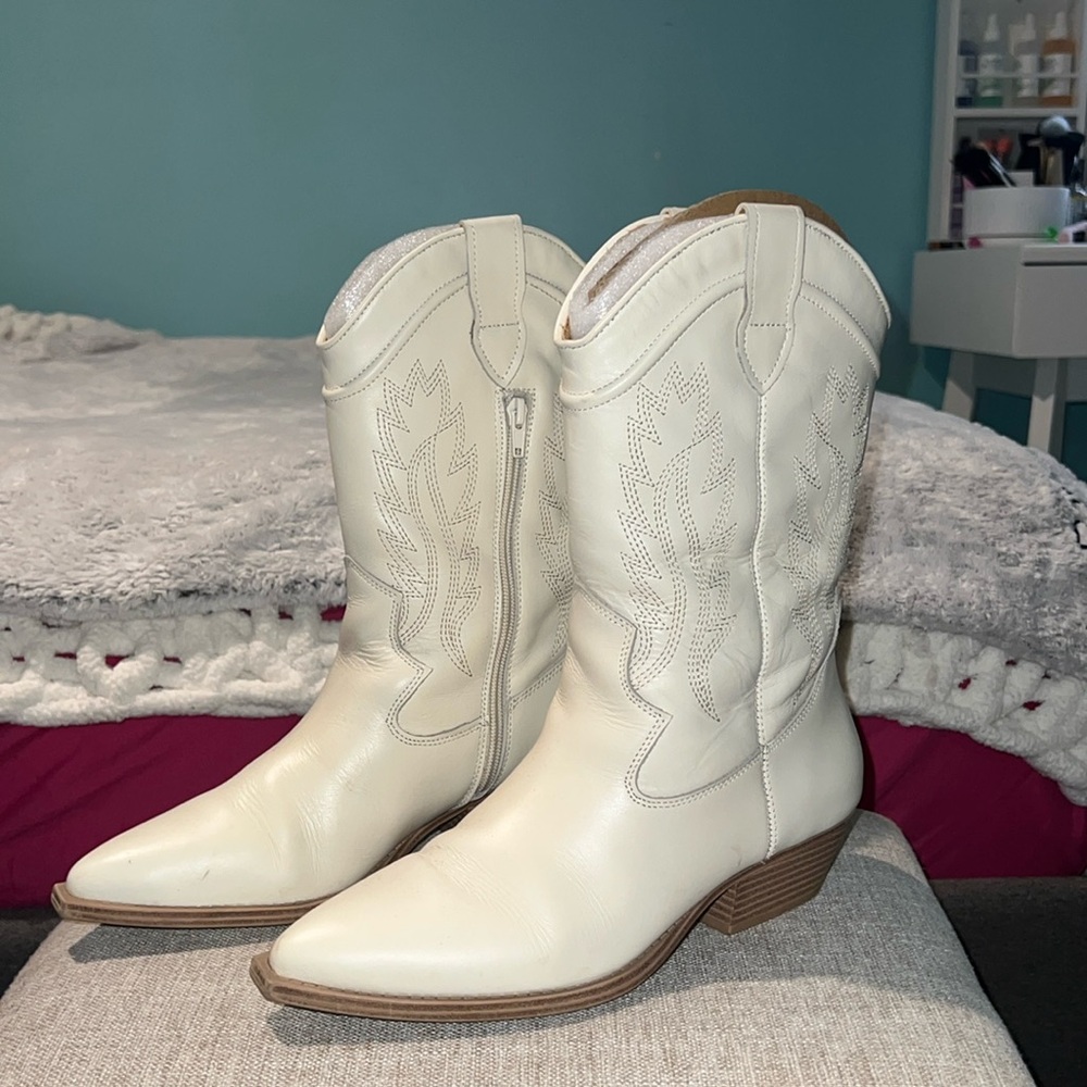 (8 1/2) White Cowboy Boots